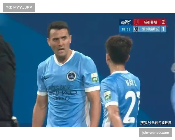 新鹏城周定洋中场防守压力大 少打一人局面下的被动表现 新鹏城周定洋中场防守压力大 少打一人局面下的被动表现